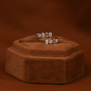 Anillo de Compromiso de Lujo para Mujer, 4.0 Quilates, Corte Multiforma, Diamante Cultivado en Laboratorio, Chapado en Oro Sólido de 14 Quilates - Product Image 1
