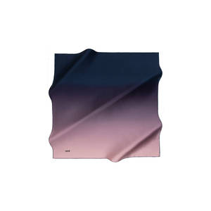 ผ้าพันคอสี่เหลี่ยมผ้าไหมแบบไล่โทนสีชมพูสีกรมท่าและผงสีชมพู - Product Image 1
