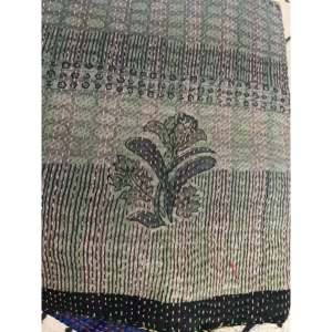 Bufanda de Seda Kantha Green Symphony, Bufanda Tejida de Jersey de Algodón Transpirable con Diseño Floral Dibujado a Mano, Hiyab - Product Image 2