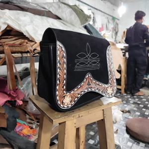 กระเป๋าหนังแท้สไตล์โบฮีเมียนตะวันตก  รักษ์โลก  งานแฮนด์เมด  ตกแต่งด้วยลายเย็บแบบรองเท้าบูท  ปิดด้วยซิป  ประดับพู่และดอกไม้ - Product Image 2