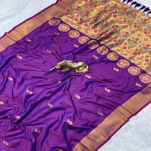 Sari de Seda Paithani VASTRA COTTAGE con Zari Dorado, Pallu Meenakari Tejido con Diseño de Pavo Real, Borde Tradicional y Blusa a Juego - Product Image 6