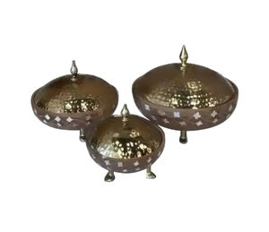 Casserole en acier plaqué or avec poignées florales et bouton pour un service de buffet époustouflant. - Product Image 3