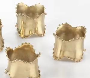 L'anneau de serviette artistique Gold Bloom inspiré par la nature ajoute une touche florale sophistiquée à chaque expérience culinaire - Product Image 6