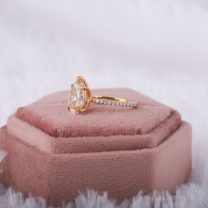 Anillo de Compromiso Fino Chapado en Oro de 18KT 3,0 CT Corte de Pera Diamante Cultivado en Laboratorio Corte de Media Eternidad Diamante Lateral Certificado IGI Sorpresa - Product Image 3