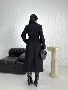 Manteau trench noir élégant à manches longues, col à revers, ceinture, longueur midi, coupe-vent, pour l'automne - Product Image 2