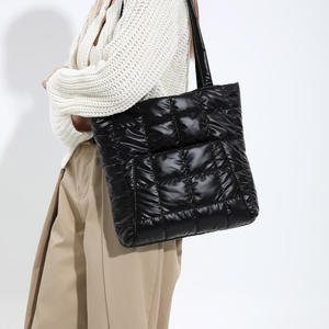 Manteau en duvet personnalisé d'hiver léger Offre Spéciale Sac à main fourre-tout matelassé Sac à bandoulière fourre-tout de luxe en gros - Product Image 1