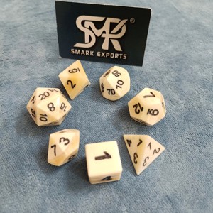 Dés polyédriques authentiques et écologiques en os de buffle, ensemble complet de 7 pièces, fabriqués à la main et polis pour les jeux de société de rôle DND Pathfinder Fantasy - Product Image 3