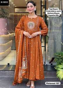 Dernières femmes portent un costume Anarkali Salwar Kameez pour un festival indien décontracté Robe à impression numérique Costume traditionnel à bas prix - Product Image 3