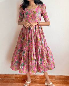 ชุดเดรสยาวลายดอกไม้สีชมพูผ้าฝ้ายสำหรับฤดูร้อน ดีไซน์ชายระบาย สวยเก๋ เหมาะสำหรับงานแต่งงานริมชายหาด งานดีวาลี และงานปาร์ตี้ ระบายอากาศได้ดี ป้องกันแสงแดด - Product Image 5