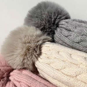 Chapeaux d'hiver personnalisés en gros pour femmes avec doublure en fourrure sherpa chaude, pompon en fausse fourrure, bonnet tricoté - Product Image 2