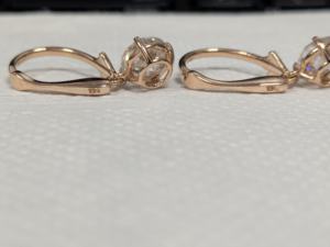 Boucles d'oreilles Lurba Jewels en or rose 18 carats massif, diamant de laboratoire taille brillant 2,50 carats certifié IGI, design élégant et luxueux - Product Image 2