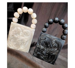 Bolso de mano de resina artesanal indio blanco y negro para mujer - Product Image 1