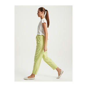 กางเกงผู้หญิง BGN ผ้าวิสโคส มีเอวยางยืดและกระเป๋าหลัง รุ่น S23P274 - Product Image 3