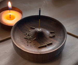 Quemador de incienso de madera minimalista hecho a mano, madera de fresno de nogal, regalo de día especial, soporte de incienso - Product Image 3