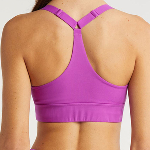 Ensemble de soutien-gorge de sport à col montant avec tissu respirant et logo frontal pour les séances longues - Vêtements de sport écologiques - Product Image 2