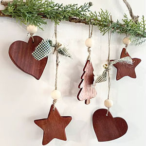 Ornements suspendus de Noël en bois avec texture en bois naturel parfaits pour la décoration de vacances de ferme - Product Image 1