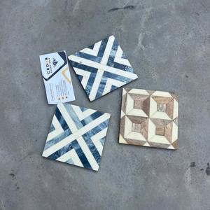 Sous-verre rond en bois d'acacia et résine époxy, design luxueux, fait à la main et écologique, taille et épaisseur personnalisables pour les boissons - Product Image 1