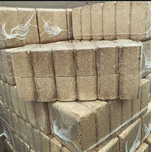 Granulés de bois de pin de chêne de haute qualité EN Plus-A1 usine Briquettes de bois Stick Pattern 6mm et 8mm Tailles Sac emballé. - Product Image 3