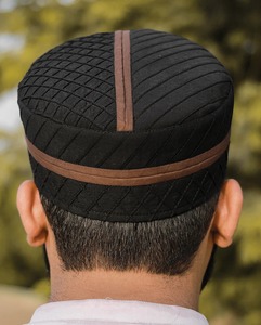 Bonnet de prière traditionnel imperméable pour hommes avec texture respirante et conception de grille cousue pour les événements islamiques en plein air et sportifs - Product Image 3