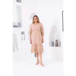 Vestido de talla grande con bordado y puños elásticos forrados, color crema - Product Image 1