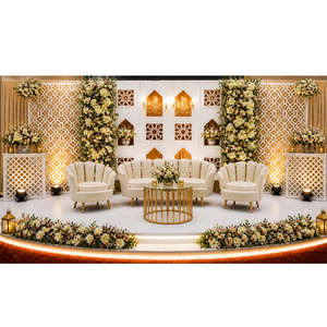 Scène de mariage de style moghol royal avec un toilettage complexe en Jaali, toile de fond métallique de luxe blanc et or sur le thème du palais pour la réception - Product Image 1