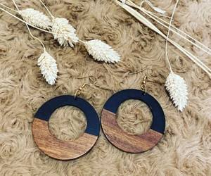 ต่างหูเรซินทำด้วยมือพร้อมสีและสไตล์ที่ปรับแต่งได้สำหรับแฟชั่นในแบบของตัวเองในระดับต่ำโดยงานฝีมือ - Product Image 2