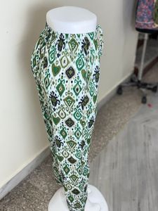 Pantalon en coton vert Boho Comfort Floral Ikat Taille élastique Coupe décontractée Pantalon droit Imprimé ethnique Lounge Ikat Taille florale - Product Image 2