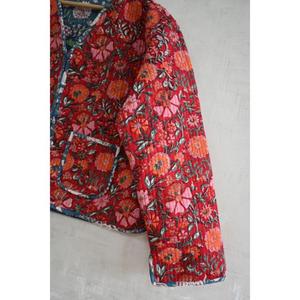 Chaqueta Acolchada Reversible Ecológica de Invierno, Tejida a Mano con Estampado Floral Tradicional - Product Image 3