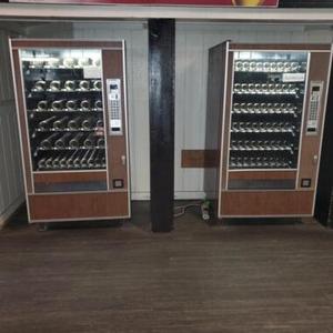 Distributeur automatique réfrigéré pour magasin de détail avec fonction de vente de bouteilles et de levage de billets, et fonctionnalité de distribution de snacks, à vendre - Product Image 1