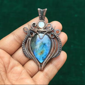 Precio al por Mayor HARI OM CREATIONS, Colgante de Pirámide de Malaquita Labradroit, Estilo Vintage, Chapado en Oro sobre Latón, con Alambre Envuelto, Piedra de Nacimiento - Product Image 1