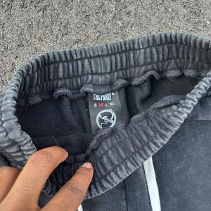 Survêtement confortable style streetwear 100% coton de qualité supérieure, imprimé sérigraphié pour homme, effet délavé, broderie appliquée - Product Image 5