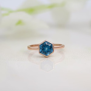 แหวนโทแพซสีน้ำเงินสไตล์ลอนดอน2025 14K Gold Vermeil Solitaire แหวนหกเหลี่ยม7x7mm December birthstone เครื่องประดับการหมั้นที่ดีสำหรับผู้หญิง - Product Image 5