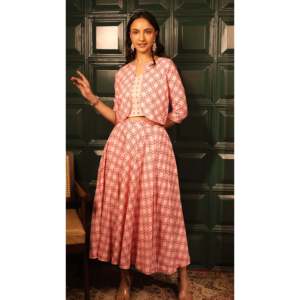 Ensemble 2 pièces Aurora Blush Pink, haut uni et jupe au-dessus du genou, ensemble formel pour la saison d'automne - Product Image 1