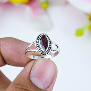 Bague en argent sterling avec grenat marquise, cadre perlé vintage, pierre précieuse rouge naturelle, bijou statement pour femmes - Product Image 2