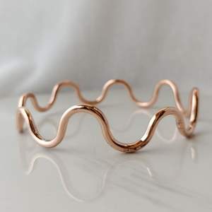 Bracelet en cuivre traditionnel, article de bijouterie fabriqué pour les acheteurs exportateurs à la recherche d'accessoires métalliques authentiques et artisanaux - Product Image 3