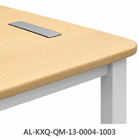 Bureau de travail au design bois clair, finition blanche, avec meuble de rangement mobile et plateau rectangulaire, idéal pour les espaces de travail modernes et les bureaux à domicile