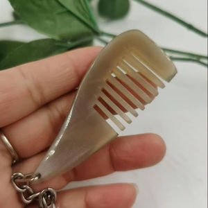 GIVE COLORS HORN BUFFALO PEINES AL POR MAYOR Peines de cuerno antiestáticos naturales para regalos de vacaciones por Crescent Crafts - Product Image 1