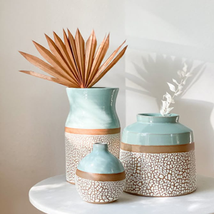 Ensemble de deux charmants vases à base verte bicolore et à motifs feuillus délicats sur la moitié supérieure crème, parfaits pour les accents - Product Image 4