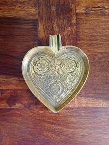 Cenicero redondo de metal moderno con esquinas elegantes y diseño minimalista adecuado para uso en interiores y exteriores - Product Image 6