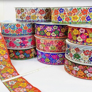 Hermosa tela de encaje bordado con patrones de flores Delicado encaje bordado floral Suave elegante y atemporal - Product Image 3