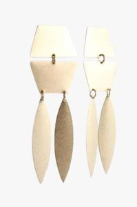 Pendientes de metal dorado con patrones exquisitos y detalles ligeros hechos a mano para una declaración de moda impresionante - Product Image 6