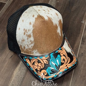 Chapeau de camionneur en cuir de vachette fabriqué à la main avec bord en cuir repoussé à la main Casquette en maille réglable de style occidental - Product Image 1