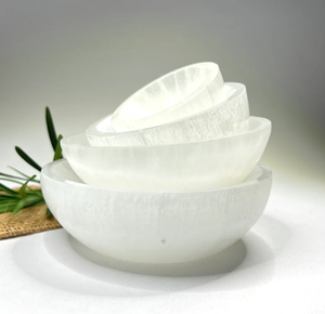 Cuenco de selenita de piedras preciosas curativas naturales Cuenco redondo de selenita tallado a mano para decoración del hogar - Product Image 1