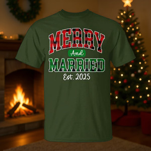 Magliette Natalizie per Coppie 'Merry and Married 2025', Abbigliamento Promozionale Coordinato a Quadri per Natale - Product Image 3