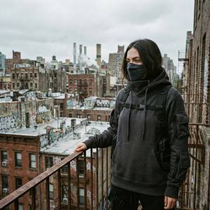 Sweat à capuche tactique gris anthracite pour femme, col montant avec sangles à boucles, veste technique en polaire multi-poches, devant - Product Image 4