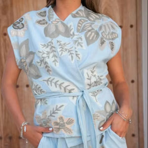 เสื้อคลุมสไตล์คลาสสิกสำหรับผู้หญิงเสื้อโบฮีเมียนปักลายดอกไม้สีฟ้าอ่อนแบบสั้นสำหรับวันหยุดฤดูร้อน - Product Image 1