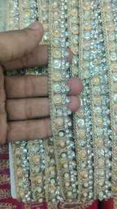 Fabriqué sur mesure avec des rubans brodés à la machine à miroir de différents modèles et de couleur or pour les robes de mariée - Product Image 4