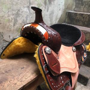 Ensemble de selle western en cuir haut de gamme avec motif Barrel Racing et arceau en bois |   Ensemble de fixation sans clou pour équipement d'équitation en acier inoxydable, façonné à la main - Product Image 3