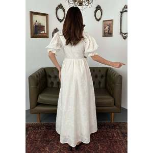 Robe blanc cassé avec détails en dentelle et manches bouffantes. - Ecru - Product Image 5