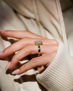 Anillo de compromiso blanco de corte ovalado de 12x8mm | Anillo de oro con tres piedras para Mujer | Joyería nupcial de moissanita CZ - Product Image 6